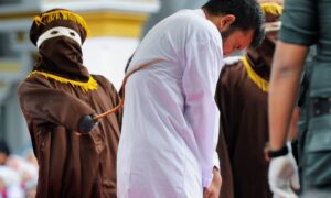 Condenados sob a Sharia, os dois receberam 165 chibatadas em uma punição pública na província de Aceh, onde a lei islâmica é aplicada com rigor