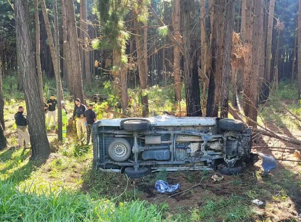 Ambulância tomba na BR-116 e deixa um morto e quatro feridos