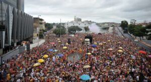 População de BH vista de cima em blocos de rua