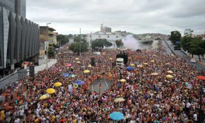 População de BH vista de cima em blocos de rua