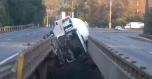 Caminhão-tanque é removido após ficar suspenso entre pontes na RS-122