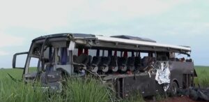 Ônibus que colidiu com caminhão entre Nuporanga e São José da Boa Vista ficou destruído. Foto: Reprodução/TV Globo