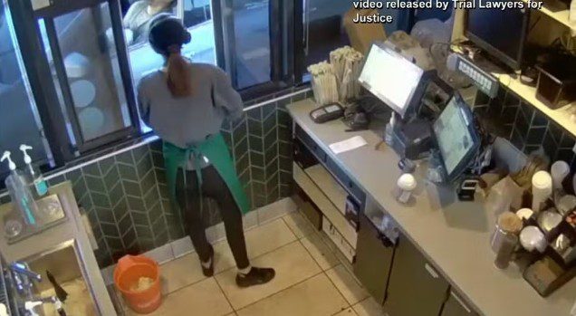 Homem passa por drive-thru de Starbucks e tem queimadura de terceiro grau