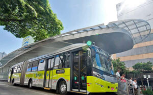 Ônibus MOVE na estação em BH