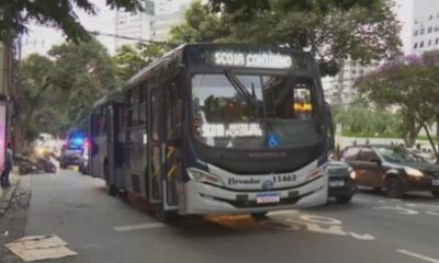 Ônibus municipal atropela idoso