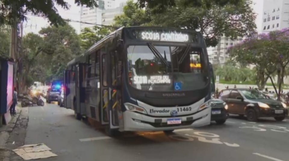 Ônibus municipal atropela idoso