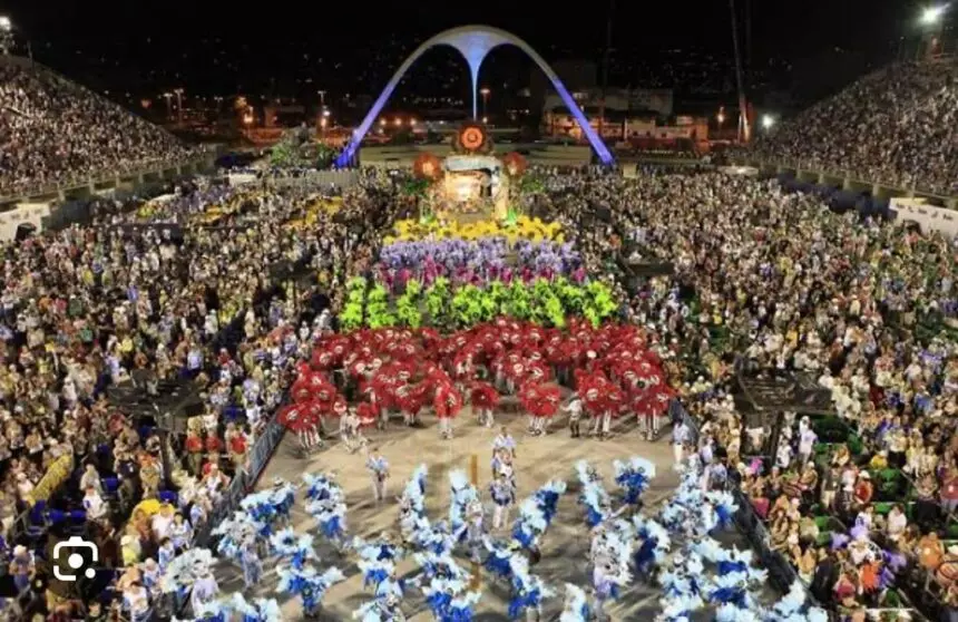 Imagem apresenta um desfile de escolas de samba no Rio de Janeiro