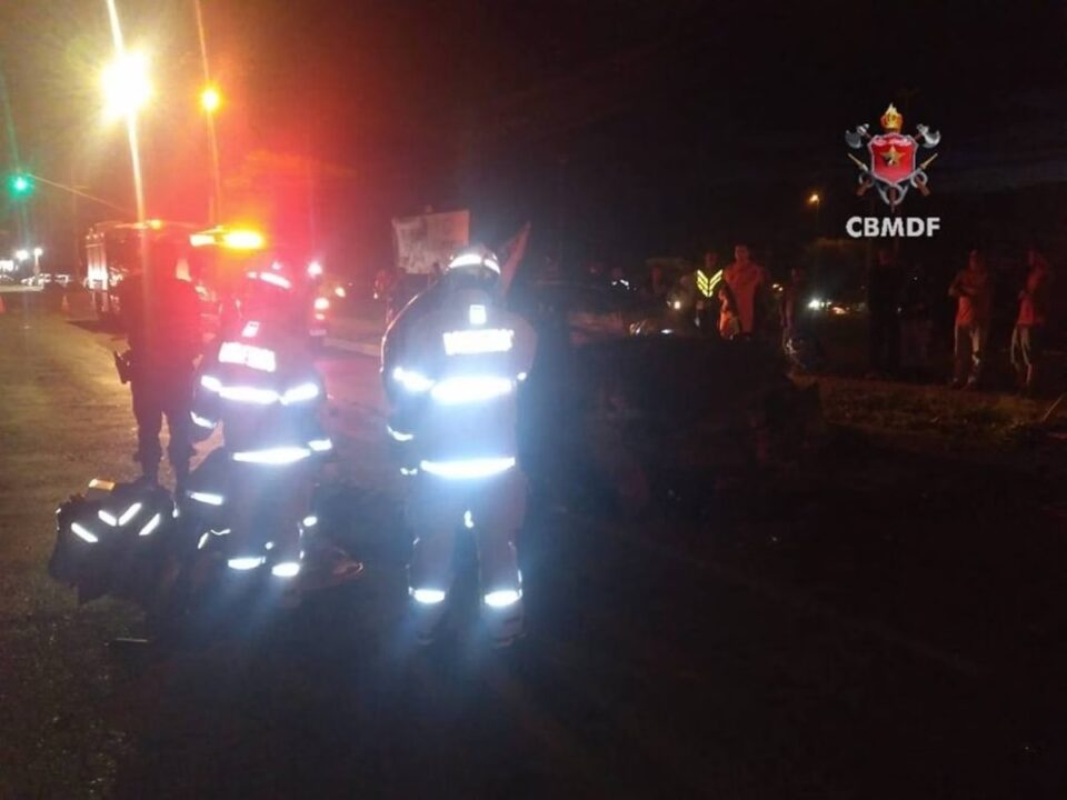 O acidente, que ocorreu no início da noite, mobilizou socorristas e interditou a via. As vítimas foram encaminhadas ao hospital para atendimento médico