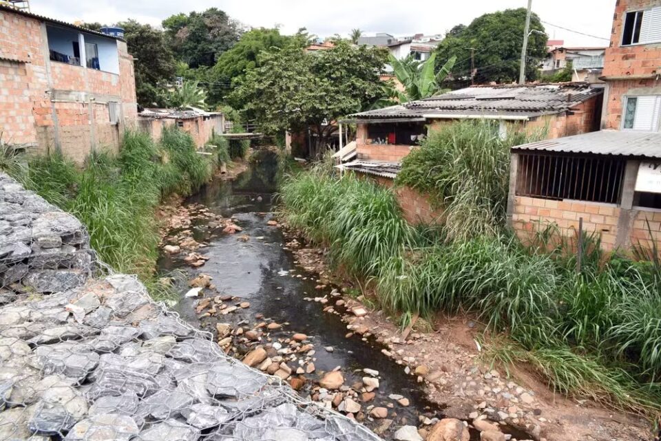 Falta de saneamento leva Minas Gerais a liderar internações por doenças em 2024