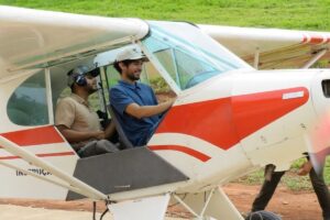 Um avião de instrução com um aluno e um instrutor a bordo.