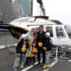 Família em frente ao helicóptero momentos antes do acidente
