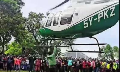 Homem se pendurando em helicóptero