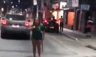Suspeita com barra de ferro na mão durante vídeo filmado por pedestre
