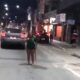 Suspeita com barra de ferro na mão durante vídeo filmado por pedestre