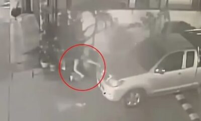 Mulher parindo atrás de um veículo