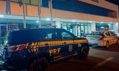 Carros da PRF e Polícia Civil