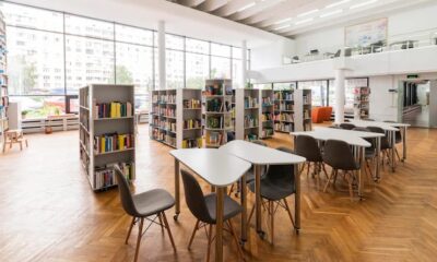 Sala de aula com duas mesas e estantes de livros