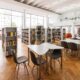 Sala de aula com duas mesas e estantes de livros