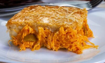 Pedaço de torta de frango em prato