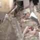Escombros de uma casa destruída após possível explosão de gás na Brasilândia, zona norte de São Paulo. Entre os destroços, é possível ver partes da estrutura colapsada, objetos domésticos e moradores tentando resgatar pertences.