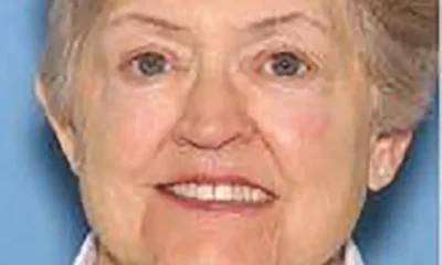 Retrato de Marcia Norman, idosa de 82 anos com cabelos curtos e grisalhos, vestindo camisa branca e sorrindo levemente. A imagem foi usada em reportagens sobre seu desaparecimento e morte trágica em Washington, EUA.