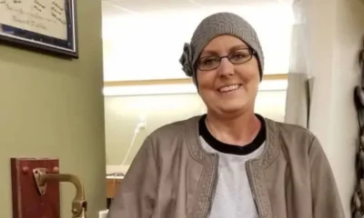 Mulher posando para foto com turbante na cabeça