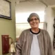 Mulher posando para foto com turbante na cabeça