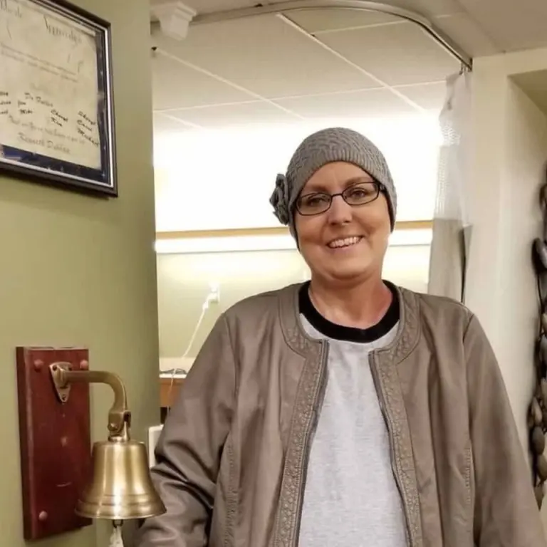 Mulher posando para foto com turbante na cabeça