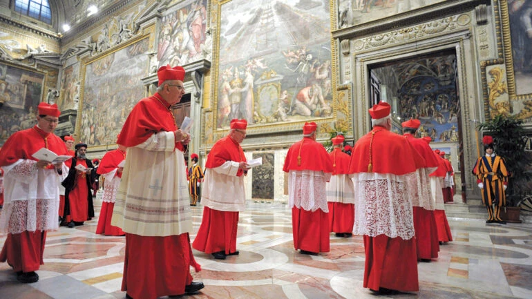 Cardeais da Igreja Católica caminham pela Capela Sistina durante cerimônia do conclave, vestindo trajes vermelhos tradicionais, sob afrescos renascentistas e vigilância da Guarda Suíça.
