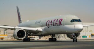 Avião Qatar pousando na pista