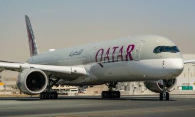 Avião Qatar pousando na pista