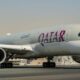 Avião Qatar pousando na pista