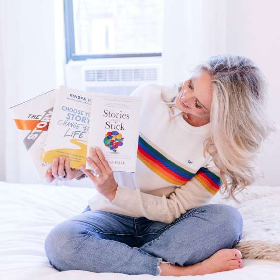 Kindra Hall posando com livros