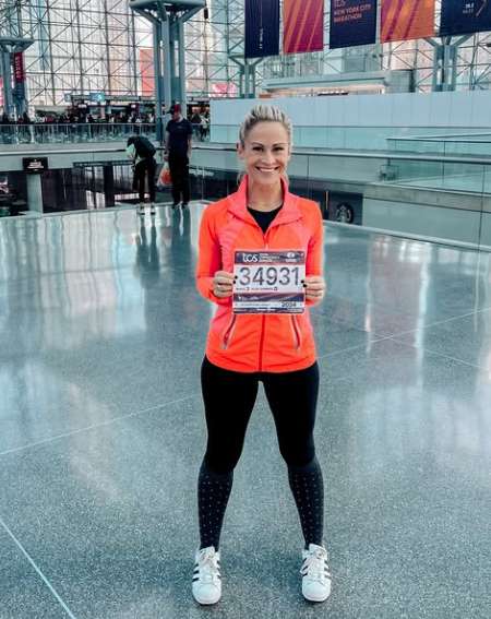 Kindra Hall posando com placa de corrida