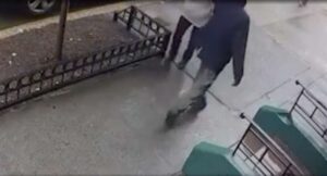 Homem batendo na mulher na rua