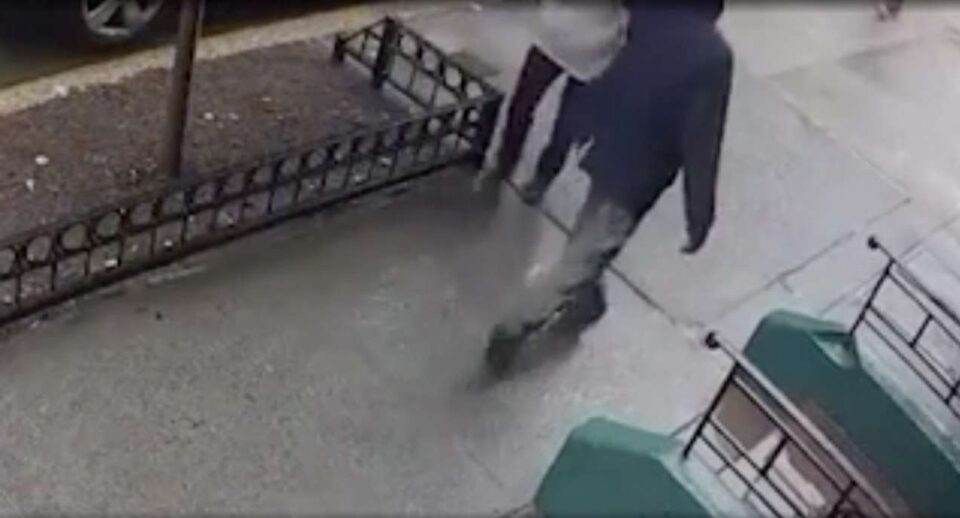 Homem batendo na mulher na rua