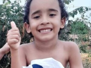 Foto de Luiz Davi fazendo sinal de "joia"