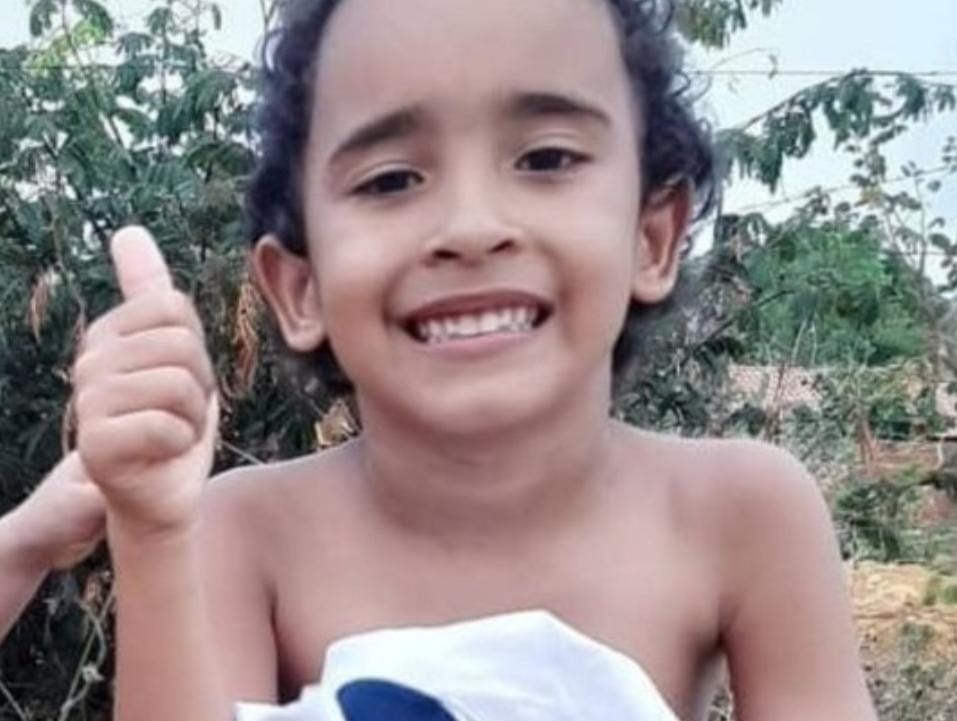 Foto de Luiz Davi fazendo sinal de "joia"
