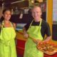 Philippe Schneider e a esposa, Nathalie Caboubassy, em pizzaria