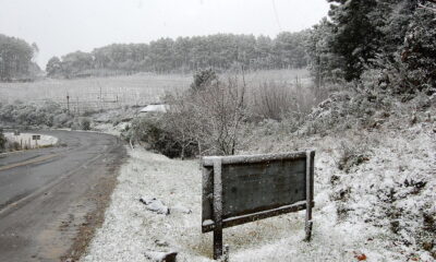 Estrada coberta de neve em Santa Catarina