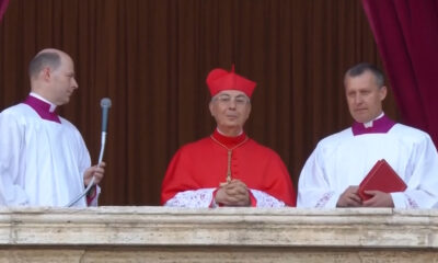 Cardeal Mamberti em anúncio de novo papa