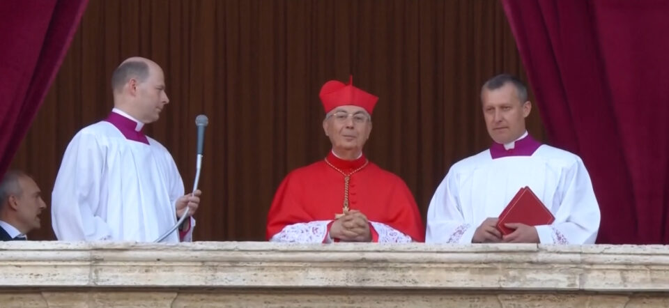 Cardeal Mamberti em anúncio de novo papa