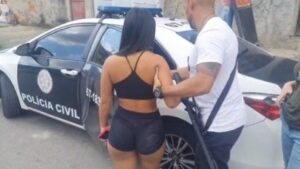 Suspeita sendo presa pela Polícia Civil do Rio de Janeiro