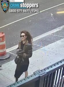 Suspeita veste roupa preta, jaqueta de couro e óculos escuros
