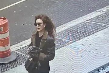 Suspeita veste roupa preta, jaqueta de couro e óculos escuros