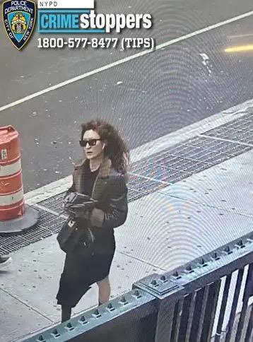 Suspeita veste roupa preta, jaqueta de couro e óculos escuros