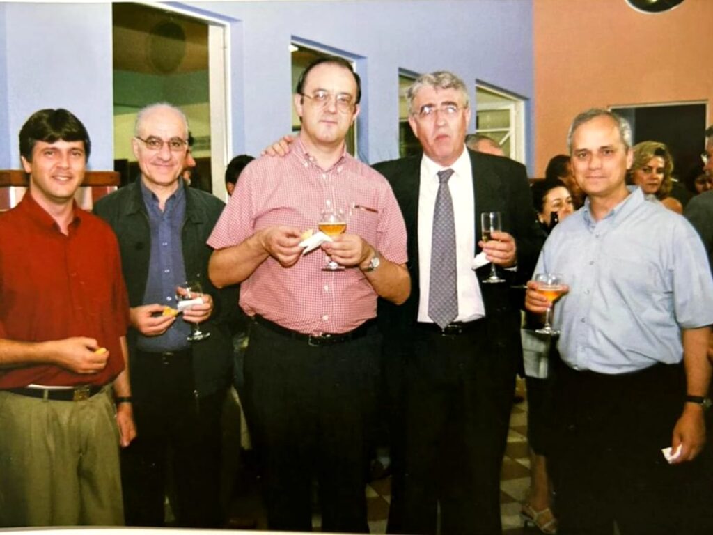 Robert Prevost ao lado de quatro amigos em confraternização no Colégio Santo Agostinho.
