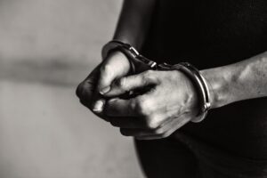 Mãos algemadas em prisão