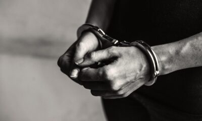Mãos algemadas em prisão