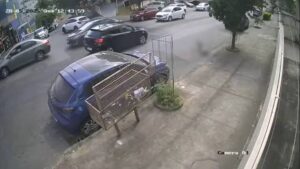 Imagem de rua com carros circulando